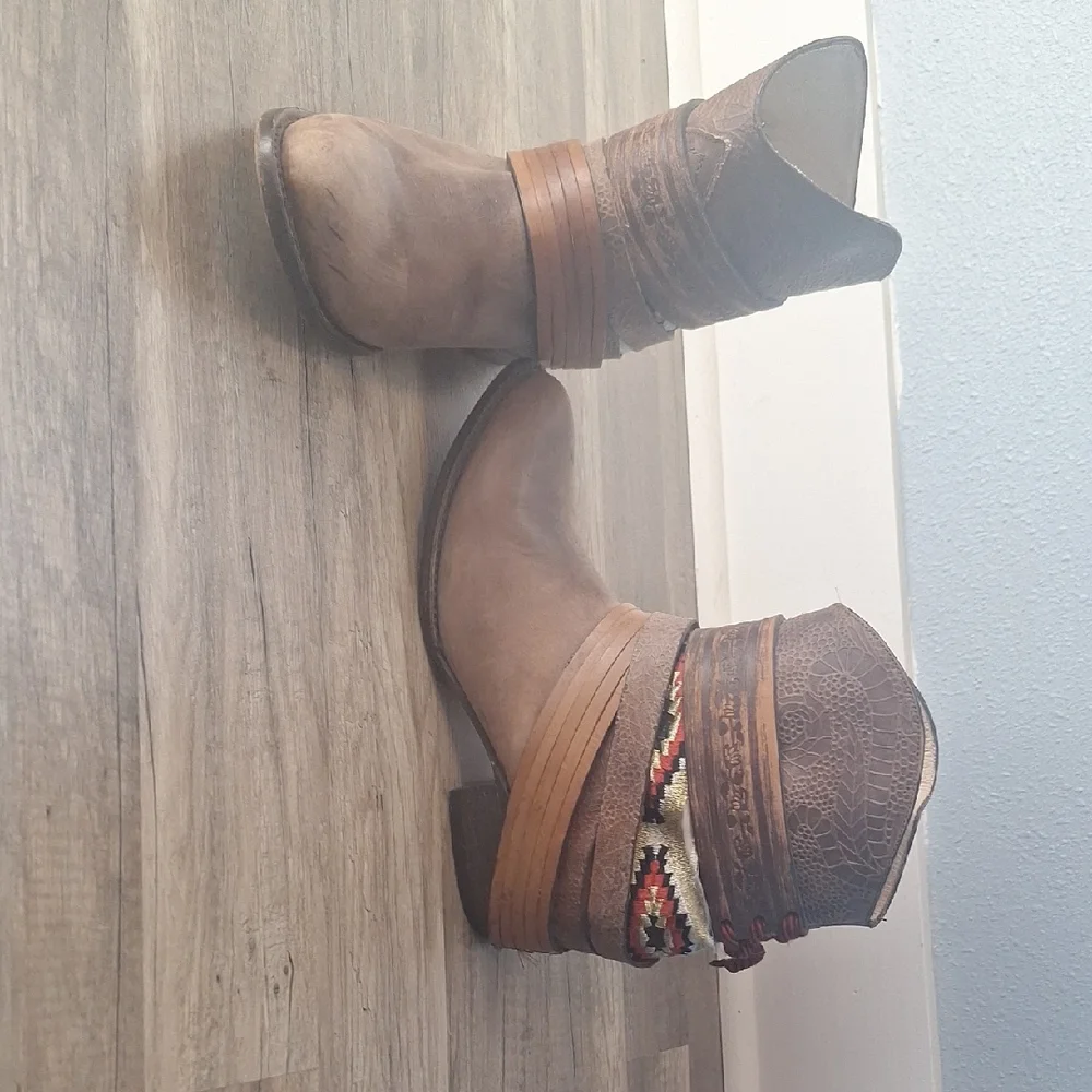 Freebird by Steven Brown/Tan " Mescal " Ankle Boots With Woven Accents 10 - Picture 1 of 8